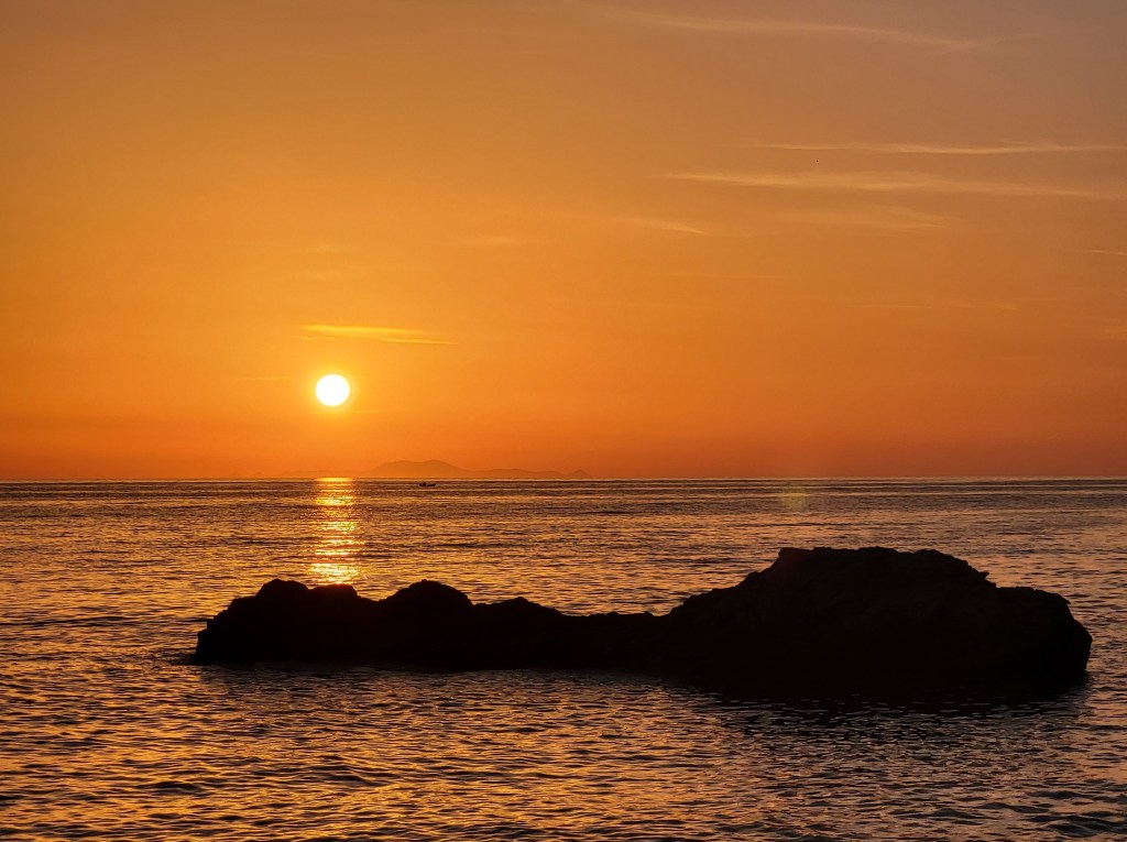 Hineinschwimmen in das Abendrot. Was für ein Geschenk.