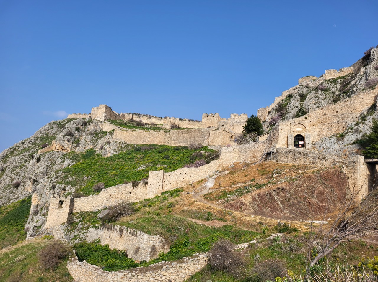 Akrokorinth, eine mächtige Burg zum Bestaunen und der Kanal von&nbsp;Korinth